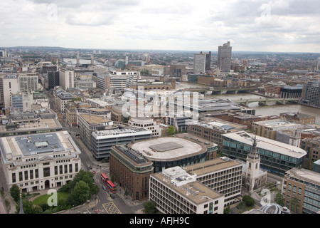 Vue de la ville de Londres, dans le toit de la Cathédrale St Paul London England UK Banque D'Images