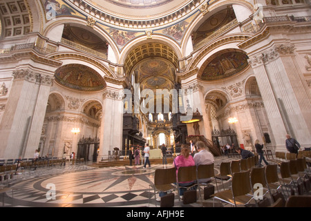 Intérieur de la Cathédrale St Paul conçu par Sir Christopher Wren en 1673 Ville de London England UK Banque D'Images