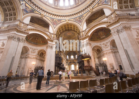 Intérieur de la Cathédrale St Paul conçu par Sir Christopher Wren en 1673 Ville de Londres Angleterre GO UK Banque D'Images