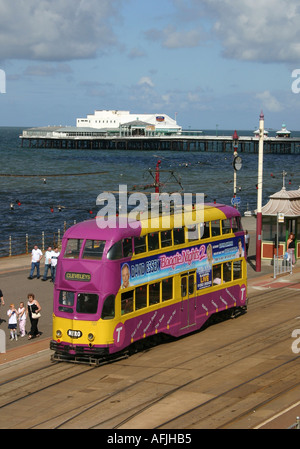 Le tramway sur la promenade de Blackpool Banque D'Images