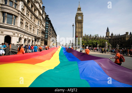 Drapeau arc-en-ciel géant flottant à la place du Parlement au cours de la Gay Pride Parade à Londres, Angleterre, Grande-Bretagne, Royaume-Uni. Banque D'Images