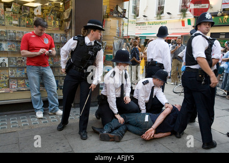 Les agents de police qui fait une arrestation Londres Angleterre Royaume-uni Grande-Bretagne Banque D'Images