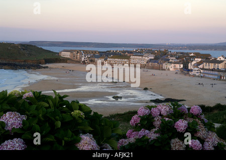 L'île ou tête de St Ives Porthmeor beach à partir de Clodgy point Cornwall Banque D'Images