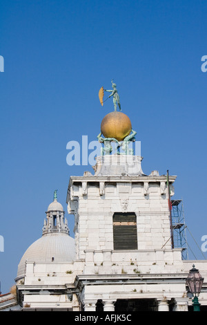 Poste de douane de mer Dogana da Mare avec deux de bronze Atlas et la girouette la figure de Fortuna sur le haut Venise Italie Banque D'Images