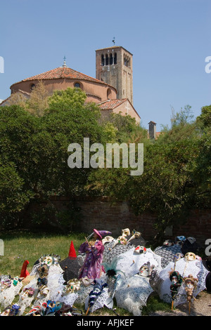 La dentelle de Burano parasols et masques vénitiens à vendre proche canal passerelle sur l'île de Torcello Italie Banque D'Images