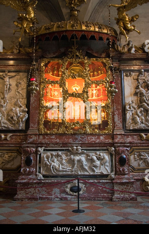 Tombeau orné à l'intérieur de Santa Maria Gloriosa dei Frari San Polo salon Venise Italie Banque D'Images