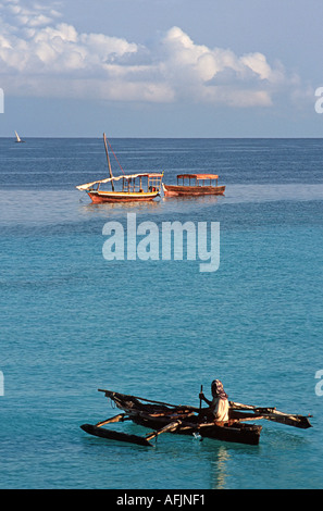 Pêcheur expose dans sa pirogue à Nungwi, creusées à la pointe Nord de Zanzibar Tanzanie Afrique de l'Est Banque D'Images