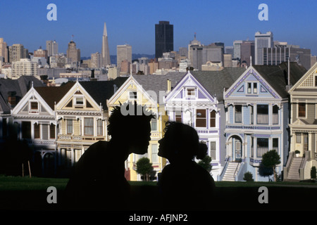 Couple à Alamo Square, San Francisco, Californie, USA Banque D'Images