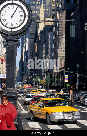 Circulation, piétons, Fifth Avenue, New York City, États-Unis Banque D'Images