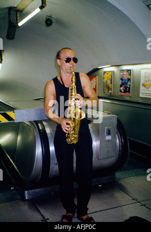 Saxophoniste musicien ambulant de la station de métro Oxford Circus à Londres Banque D'Images