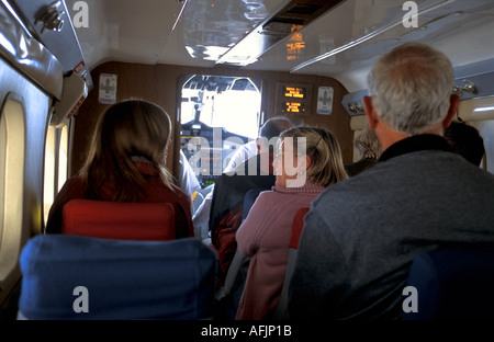 Les passagers en vol sur la route de St Mary s Îles Scilly à Newquay cornwall England Banque D'Images