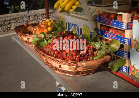 Panier pour les cerises et les pêches de quelques bananes et strawberried sur l'arrière d'un camion de fruits à Taormina en Sicile Italie Banque D'Images