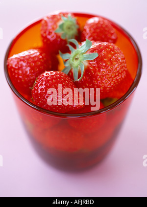 Les fraises en verre sur fond rose pale Banque D'Images
