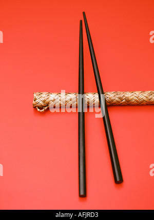 Baguettes sur fond rouge Banque D'Images