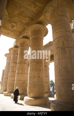 Un homme marche sous le géant de colonnes de la salle hypostyle dans le Ramesseum, Louxor. Banque D'Images