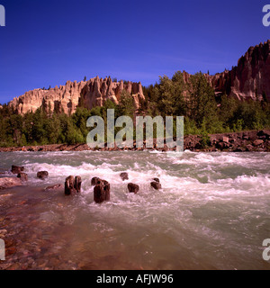 Les cheminées à Dutch Creek près de Canal Flats et Fairmont dans la région de Kootenay et Rocheuses Canadiennes Colombie-britannique Canada pour l'été Banque D'Images