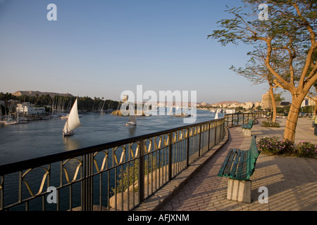 Felouques naviguent au le Nil à Assouan, vus de l'Égypte, Jardins Ferial Banque D'Images