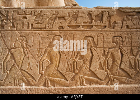 Les prisonniers capturés dans les sculptures représentent une bataille par Ramsès II à Abou Simbel. L'ensemble du site a été déplacé à 200m dans les années 1960 Banque D'Images