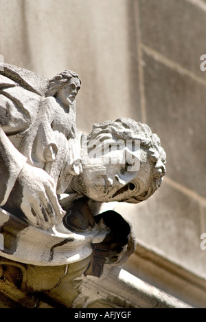 Sculpture sculpté Nouveau détail architectural gothique sur le Middlesex Guildhall dans Parliament Square Westminster London England Banque D'Images