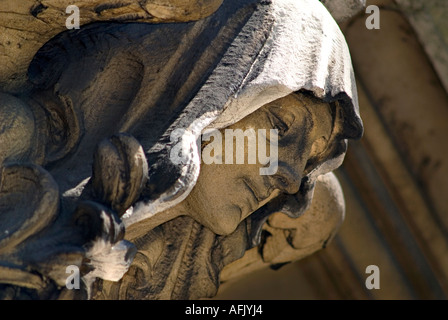 Sculpture sculpté Nouveau détail architectural gothique d'un ange sur le Middlesex Guildhall Westminster London England Banque D'Images