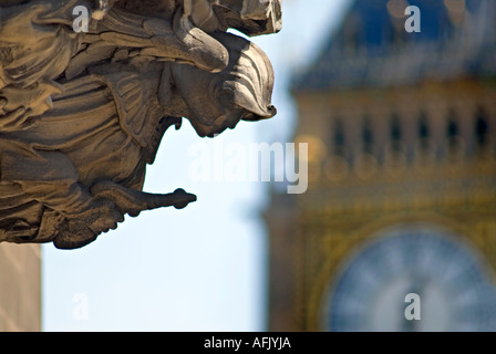 Sculpture sculpté Nouveau détail architectural gothique d'un ange sur le Middlesex Guildhall Westminster London Angleterre Big Ben Banque D'Images