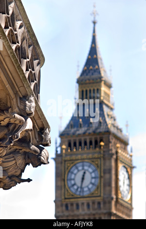 Sculpture sculpté Nouveau détail architectural gothique d'un ange sur le Middlesex Guildhall Westminster London Angleterre Big Ben Banque D'Images