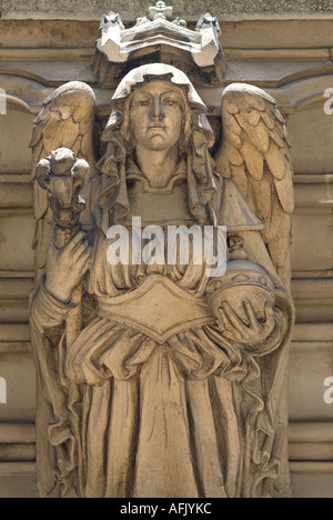 Sculpture sculpté Nouveau détail architectural gothique d'un ange sur le Middlesex Guildhall dans Westminster London England UK Banque D'Images