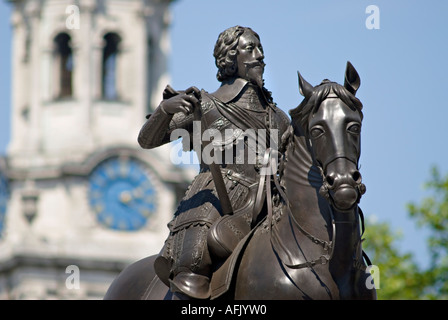 Statue du Roi Charles Ier à cheval à Trafalgar Square Londres Angleterre flèche de l'église de St Martin sur le terrain au-delà UK Banque D'Images