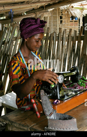 Femme ghanéenne couturière machine à coudre manuelle à l'aide de l'Afrique de l'Ouest Banque D'Images
