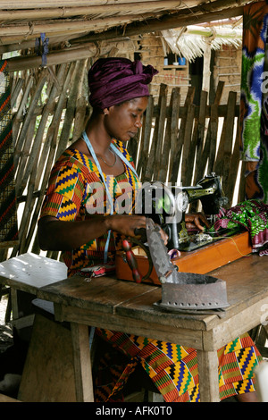 Femme ghanéenne couturière machine à coudre manuelle à l'aide de l'Afrique de l'Ouest Banque D'Images