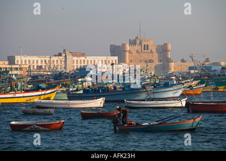 Bateaux de pêche colorés dans le port est en face de la Citadelle d'Quatbai, Alexandria, Egypte Banque D'Images