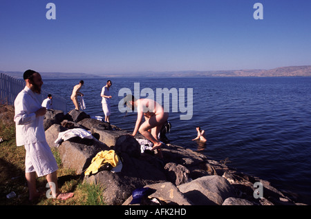 Un groupe de Juifs ultra-orthodoxes se baignent dans la mer de Galilée, aussi Kinneret, ou le lac Tibériade, un grand lac d'eau douce en Israël Banque D'Images