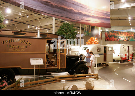 Indiana Elkhart County,Elkhart,RV Motorhome Museum,véhicule de loisirs,camping-car,caravane,couple,homme hommes,femme femme,IN070828004 Banque D'Images