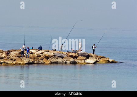 Une foule de gens la pêche sur la plage de Tel Aviv ISRAËL Banque D'Images