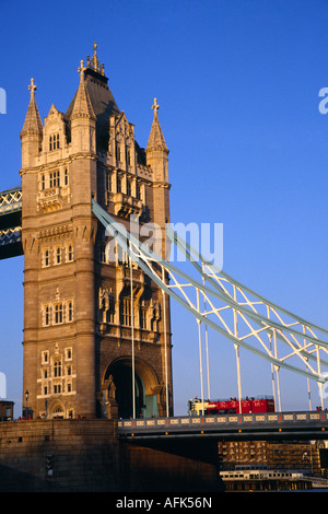 La tour pont traversant la Tamise dans le centre de Londres. Le pont conçu par Sir Horace Jones et construite en 1894 Banque D'Images