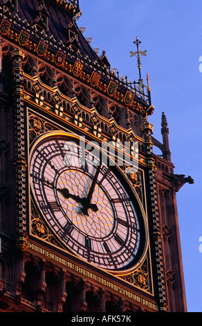 Le visage orné de l'emblématique tour de l'horloge de Londres connu sous le nom de Big Ben. La tour a gagné son surnom de la tonne 13 bell Banque D'Images