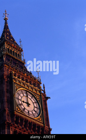 Le visage orné de l'emblématique tour de l'horloge de Londres connu sous le nom de Big Ben. La tour a gagné son surnom de la tonne 13 bell Banque D'Images