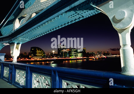 Vue vers London's South Bank et le nouvel hôtel de ville d'une arche sur le Tower Bridge dans le centre de Londres Banque D'Images