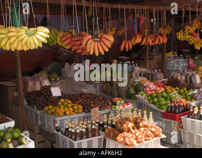 Détail de fruits à vendre à côté route étal de fruits près de parc national de Kinabalu, Sabah, Malaisie. Banque D'Images