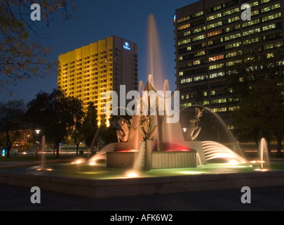 Fontaine de Victoria au crépuscule, Adélaïde, Australie du Sud. Banque D'Images