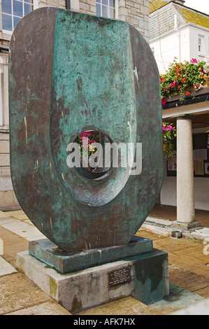 Une sculpture en bronze de l'éminent sculpteur britannique du 20e siècle Dame Barbara Hepworth en dehors de la Guildhall de St Ives Banque D'Images