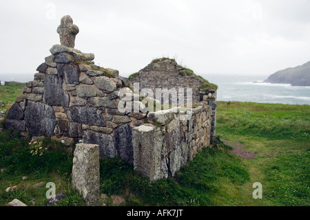 Une chapelle en ruine donne sur la mer à Cape Cornwall près de St Just sur la côte nord de la Cornouailles, Angleterre Banque D'Images