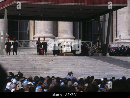 Le Pape Jean Paul II sur la Place Saint Pierre à Rome Banque D'Images