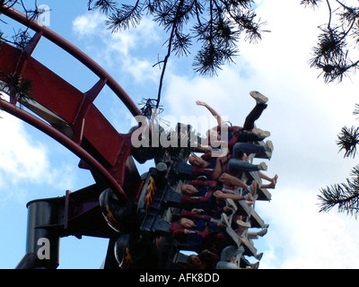 Les gens de la circonscription de rollercoaster nemesis dans Thorpe Park Banque D'Images