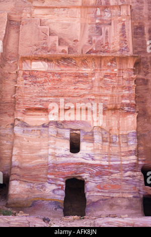 Par la façade de la tombe de la soie, l'un des tombeaux royaux à Petra, Jordanie Banque D'Images