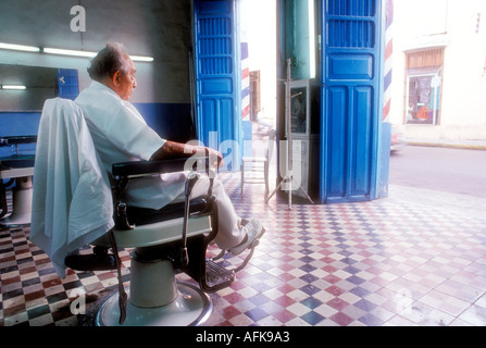 Homme assis dans barber chair in Merida Yucatan Mexique Parution du modèle de droit Banque D'Images