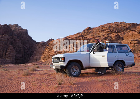 Un guide bédouin à côté de son Landscruiser dans le Wadi Rum, Jordanie. (MR). Banque D'Images