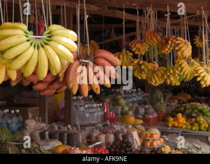 La malaisie, Sabah, côté route boutique vendant des fruits sur la façon d'étudier Hot spring Banque D'Images