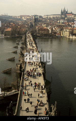 Les gens sur le pont Charles à Prague. Avec le château de Prague en arrière-plan. République tchèque. Banque D'Images