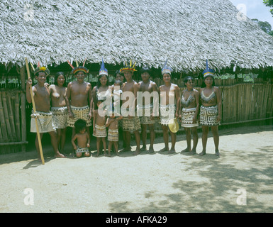 Groupe familial de rares Bora tribu indienne qui pose pour le commerce touristique dans la forêt tropicale péruvienne près de Lima 2004 Banque D'Images